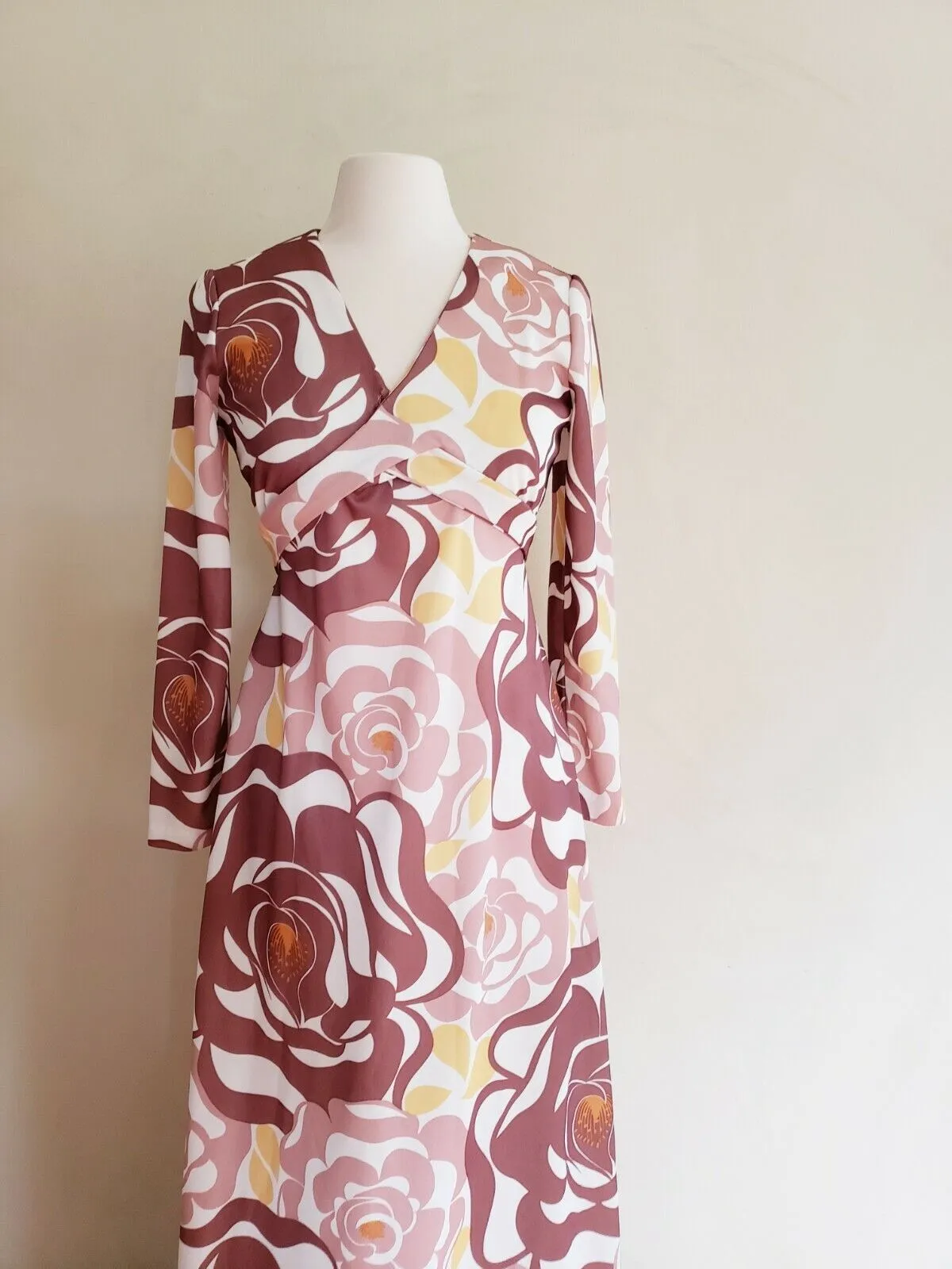 1970s Long Sleeved Maxi Dress Bold Print Brown Beige Floral Print V Neckline S