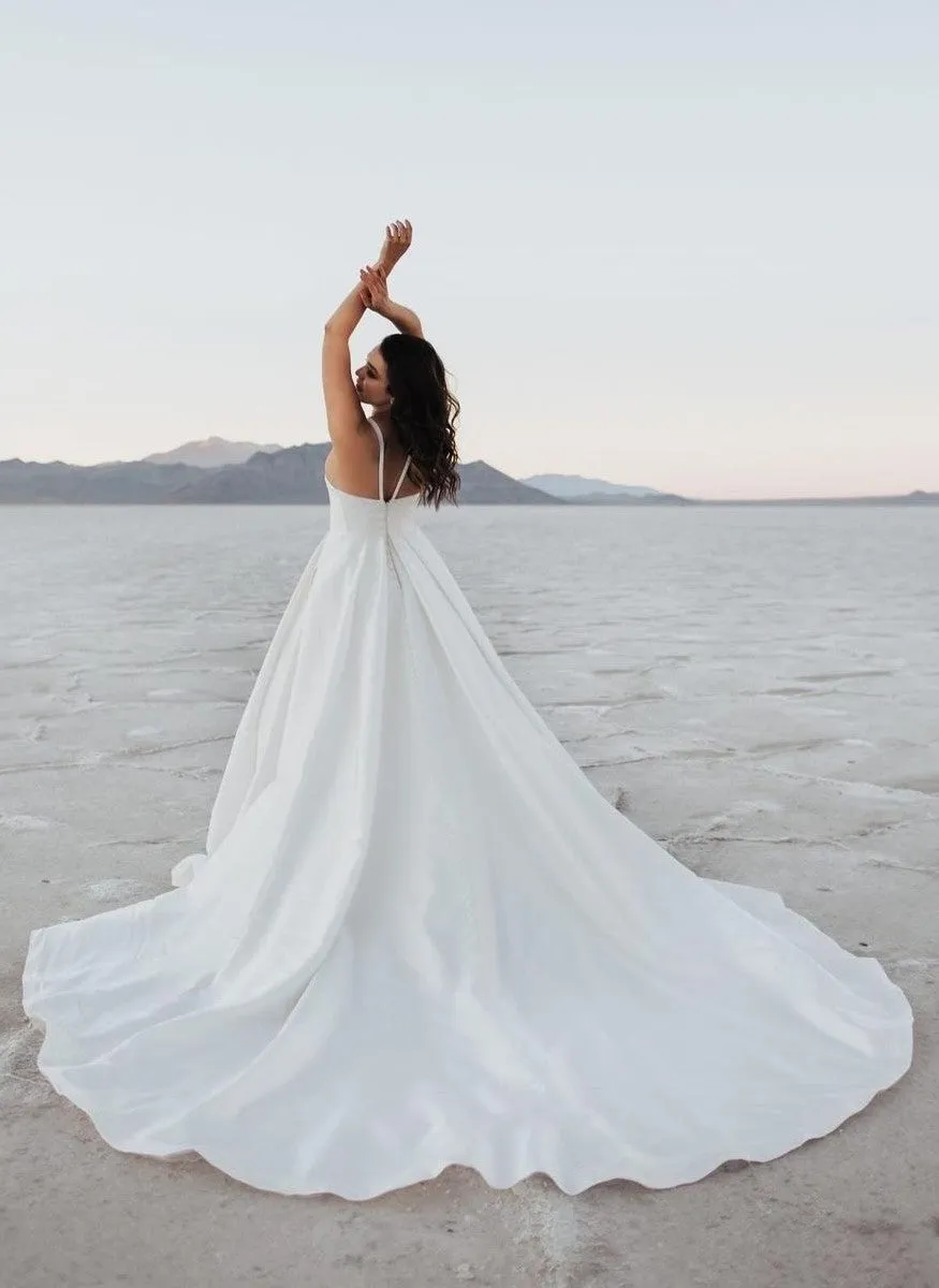 2023 Outdoor Wedding Gowns with Double Straps