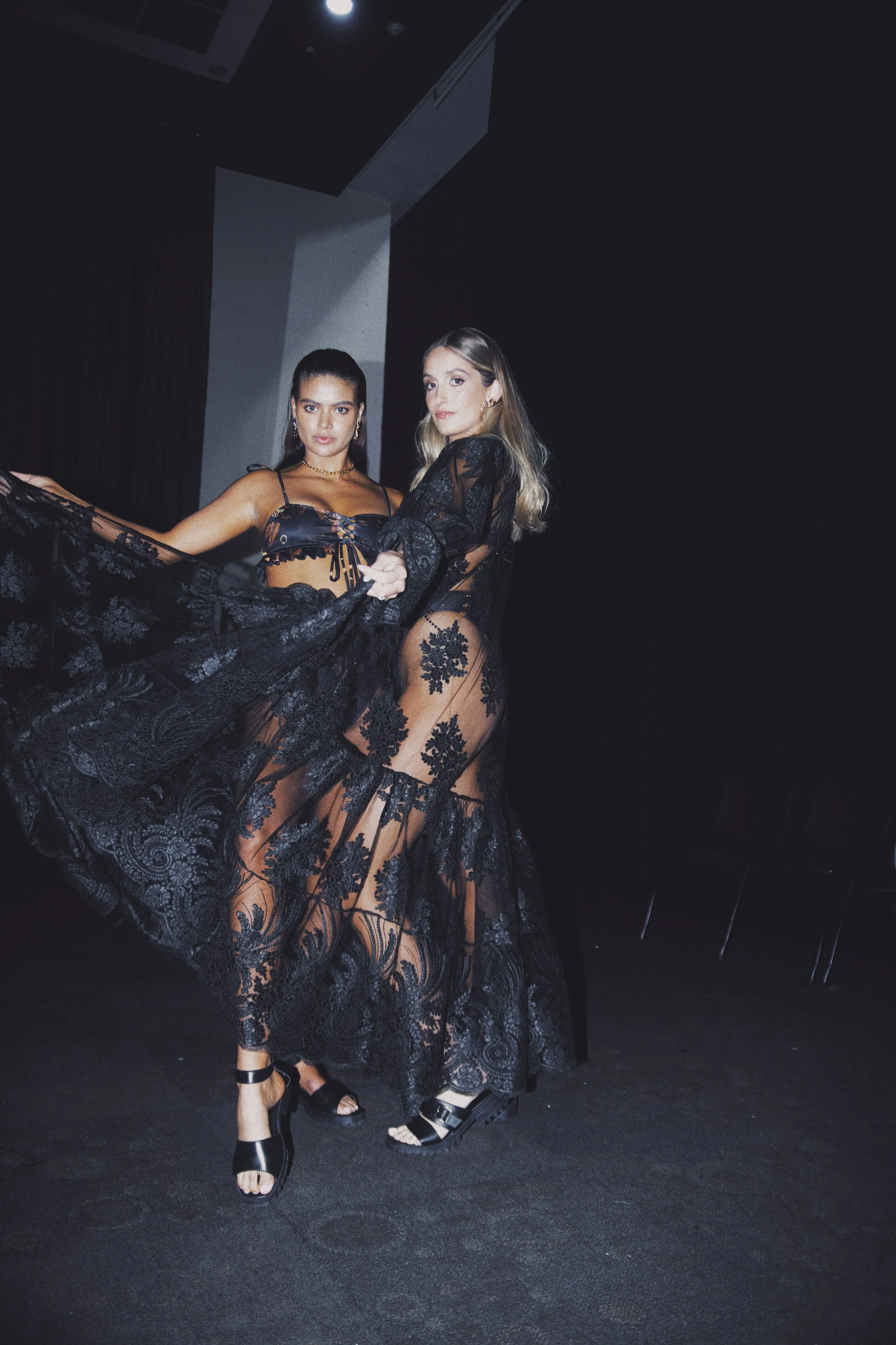 Antigua Alondra Puffy Robe Black Lace