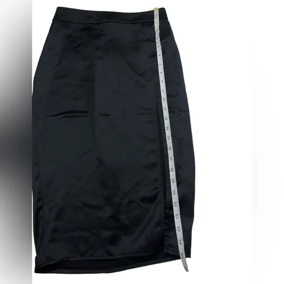🆕Aritizia Babaton - Aria satin skirt