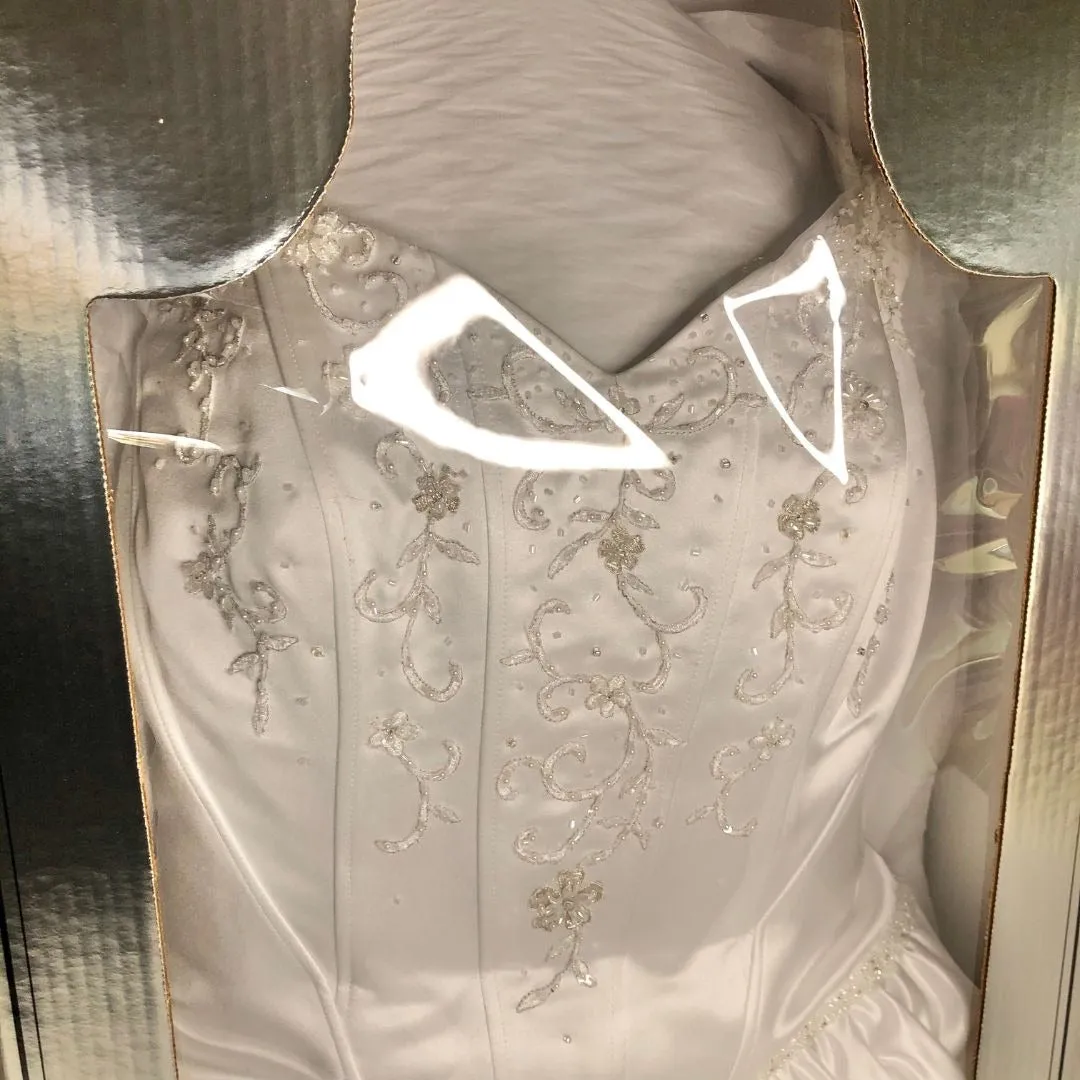 David's Bridal Wedding Dress 16W Gown Off Shoulder Corset Beaded Metallic Lace Cathedral Train