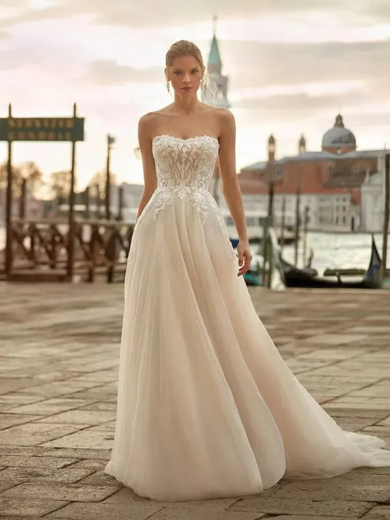 Elegant Strapless Sleeveless Bridal Gowns Classic A-Line Backless Wedding Dress Lace Appliques Button Robe De Mariée