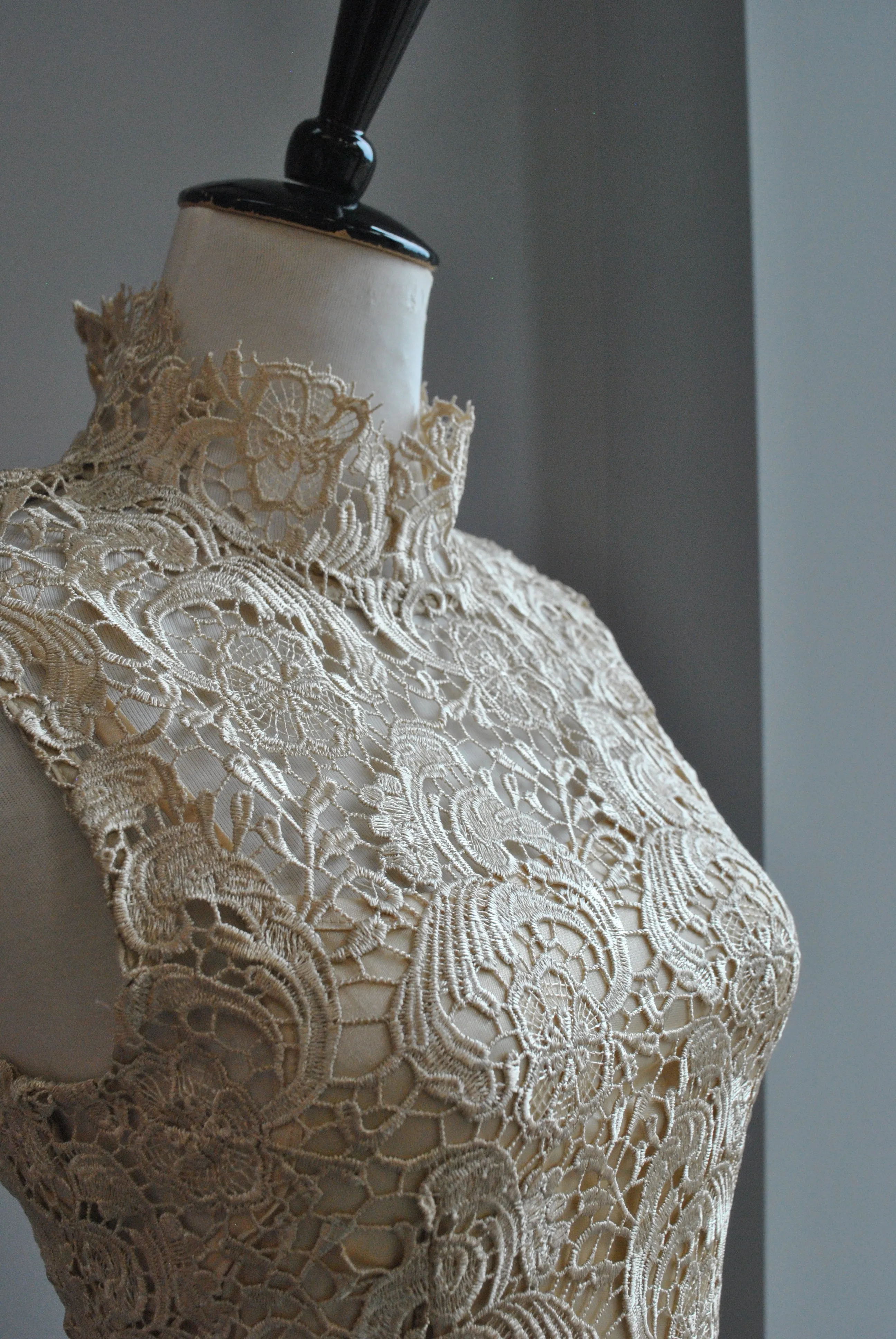 GOLD LACE COCKTAIL DRESS WITH HIGH NECK