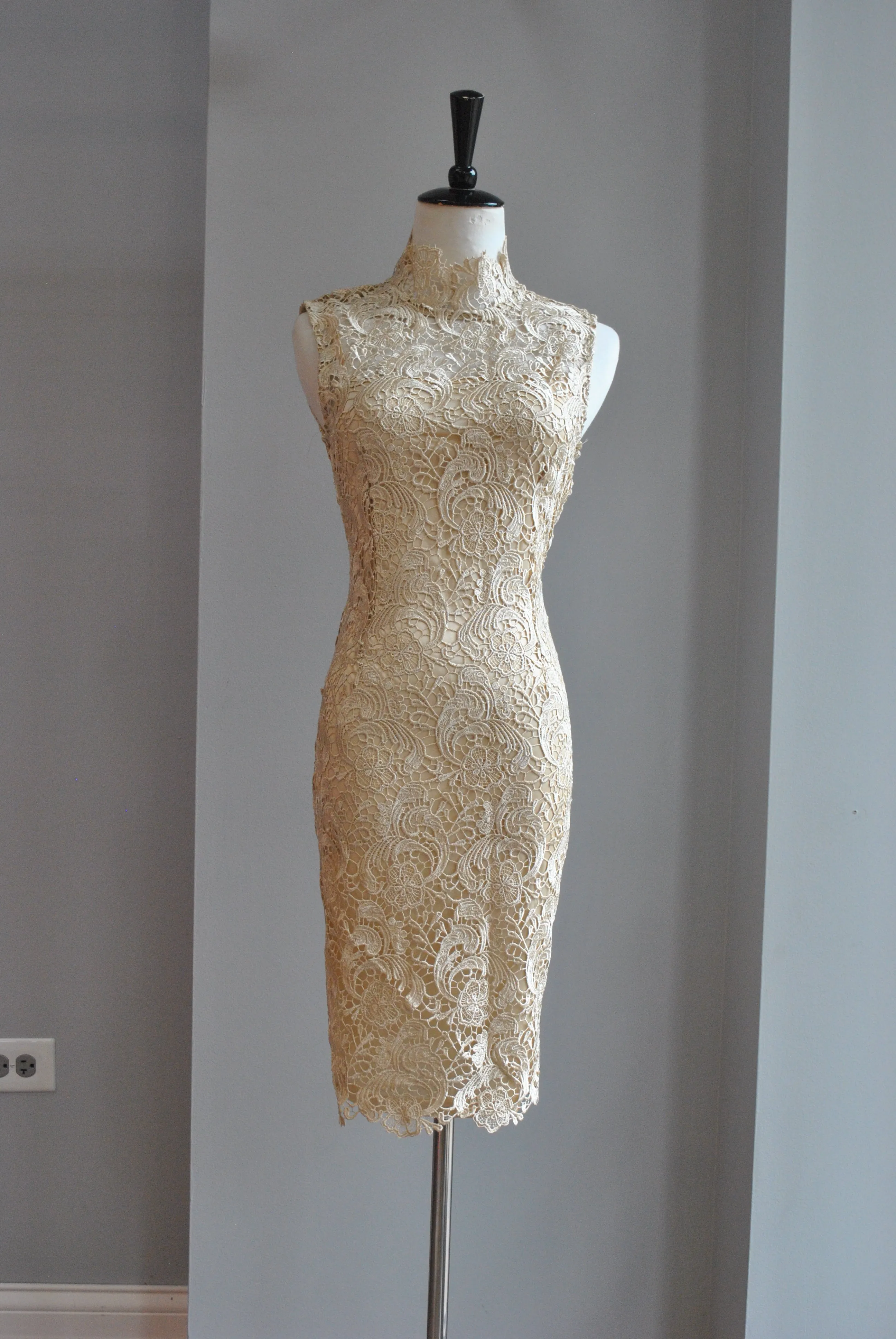GOLD LACE COCKTAIL DRESS WITH HIGH NECK