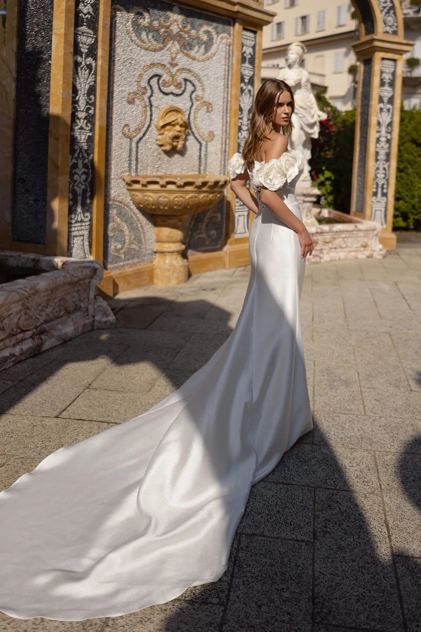 Luxury White Off the Shoulder Wedding Dresses Side Split Sleeveless Chapel Train Mermaid Formale Occasion Elegant Bridal Dress