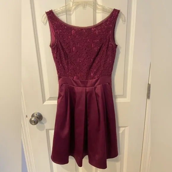 Maroon / Purple The Limited Boat Neck Lace &amp; Satin Cocktail Dress w Pockets Sz 0