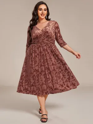 Robe d'invitée de mariage en velours fleuri à manches 3/4 grande taille