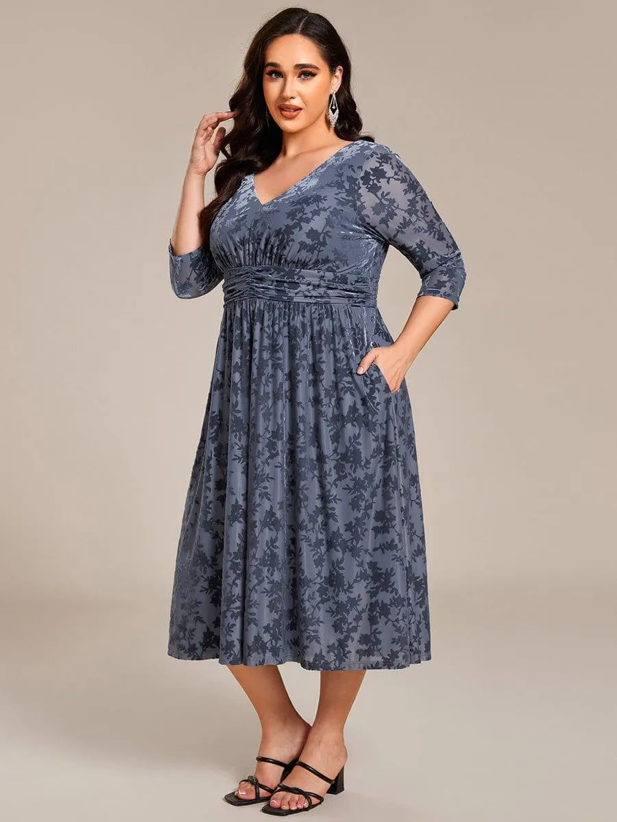 Robe d'invitée de mariage en velours fleuri à manches 3/4 grande taille