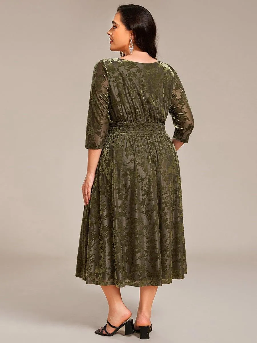 Robe d'invitée de mariage en velours fleuri à manches 3/4 grande taille