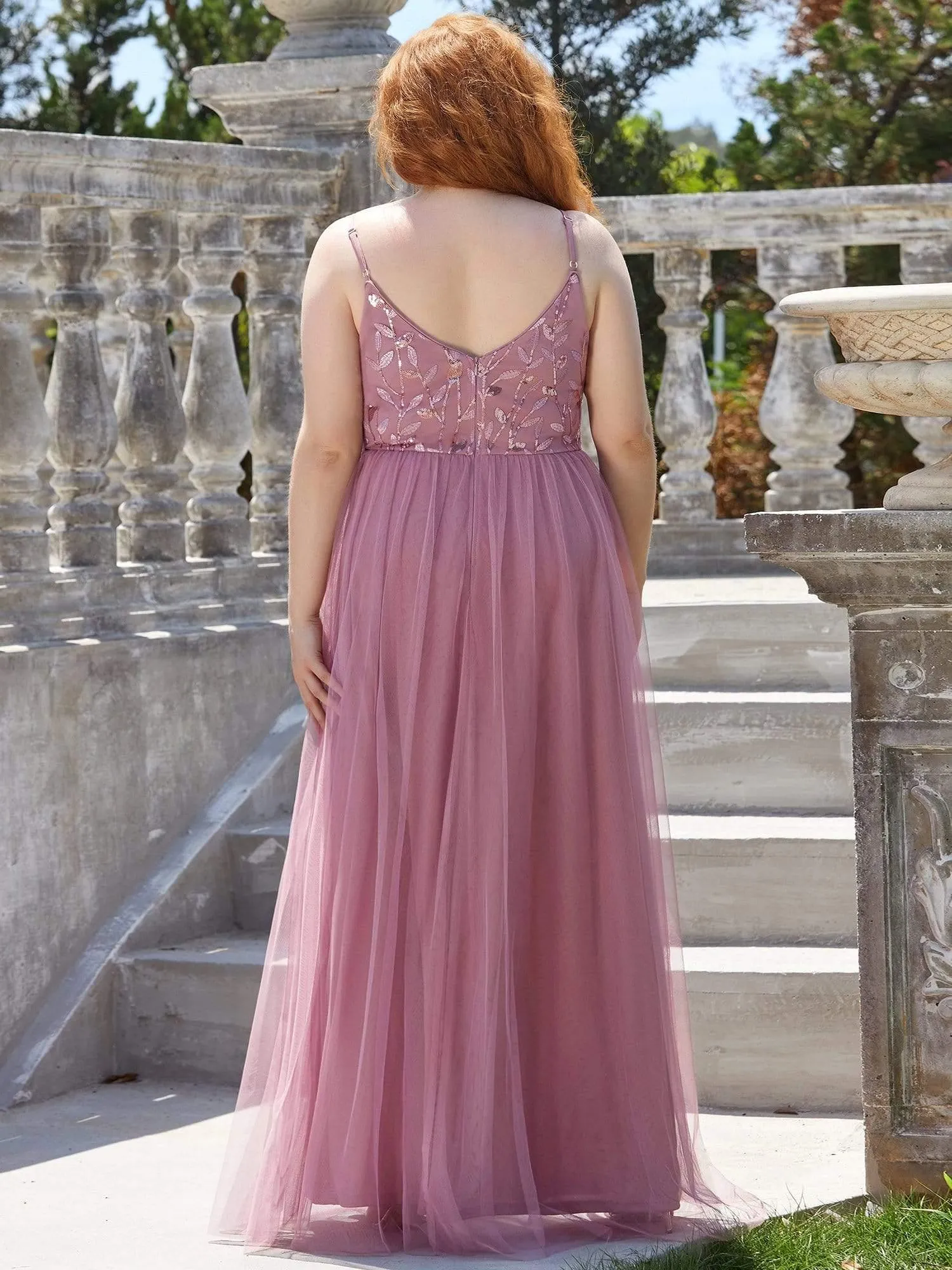 Robe mariage invitée en tulle à col en V et bretelles minces brodées au sol