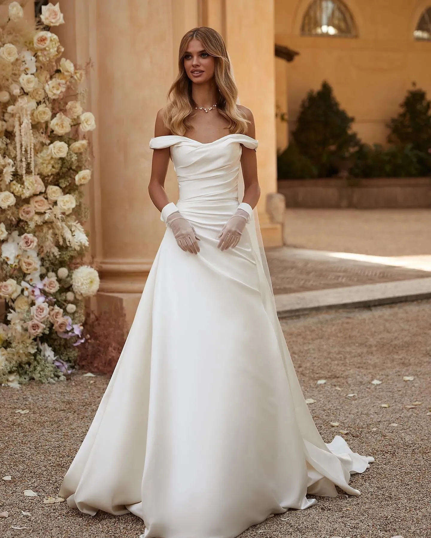 Sexy A Line Formal Wedding Dresses For Women Elegant Off The Shoulder Sleeveless Lace Up Backless Bridal Gowns White Custom