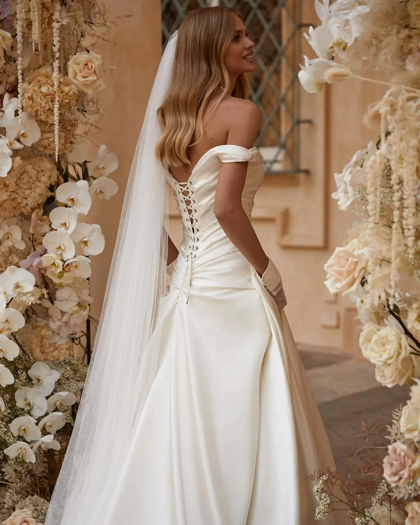 Sexy A Line Formal Wedding Dresses For Women Elegant Off The Shoulder Sleeveless Lace Up Backless Bridal Gowns White Custom