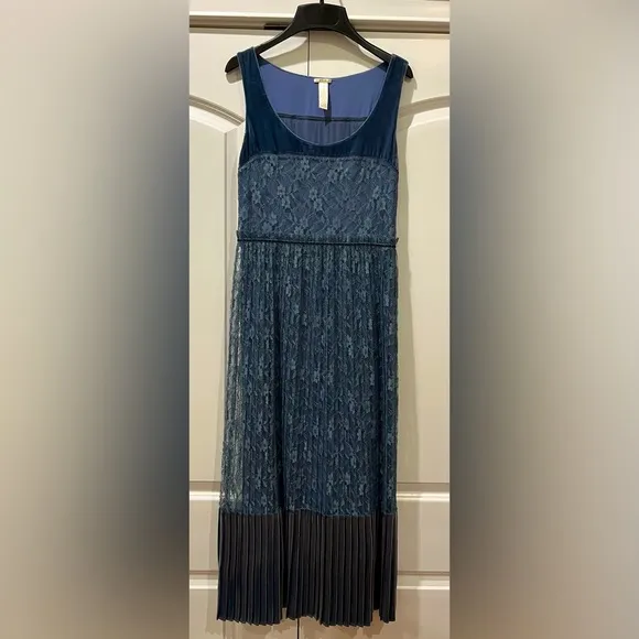 Sundance Lace Blue Dress, Size 4, Gorgeous and Beautiful. EUC.