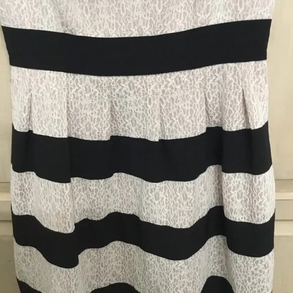 Tahari Arthur S. Levine Black And Cream Lace Cocktail Party Dress Size 8