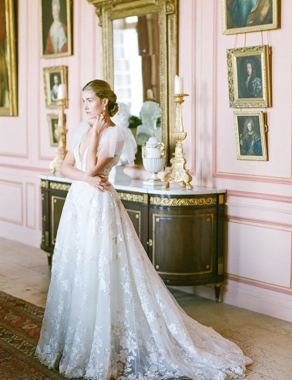 V-neckline Lace Bride Dresses with Detachable Train