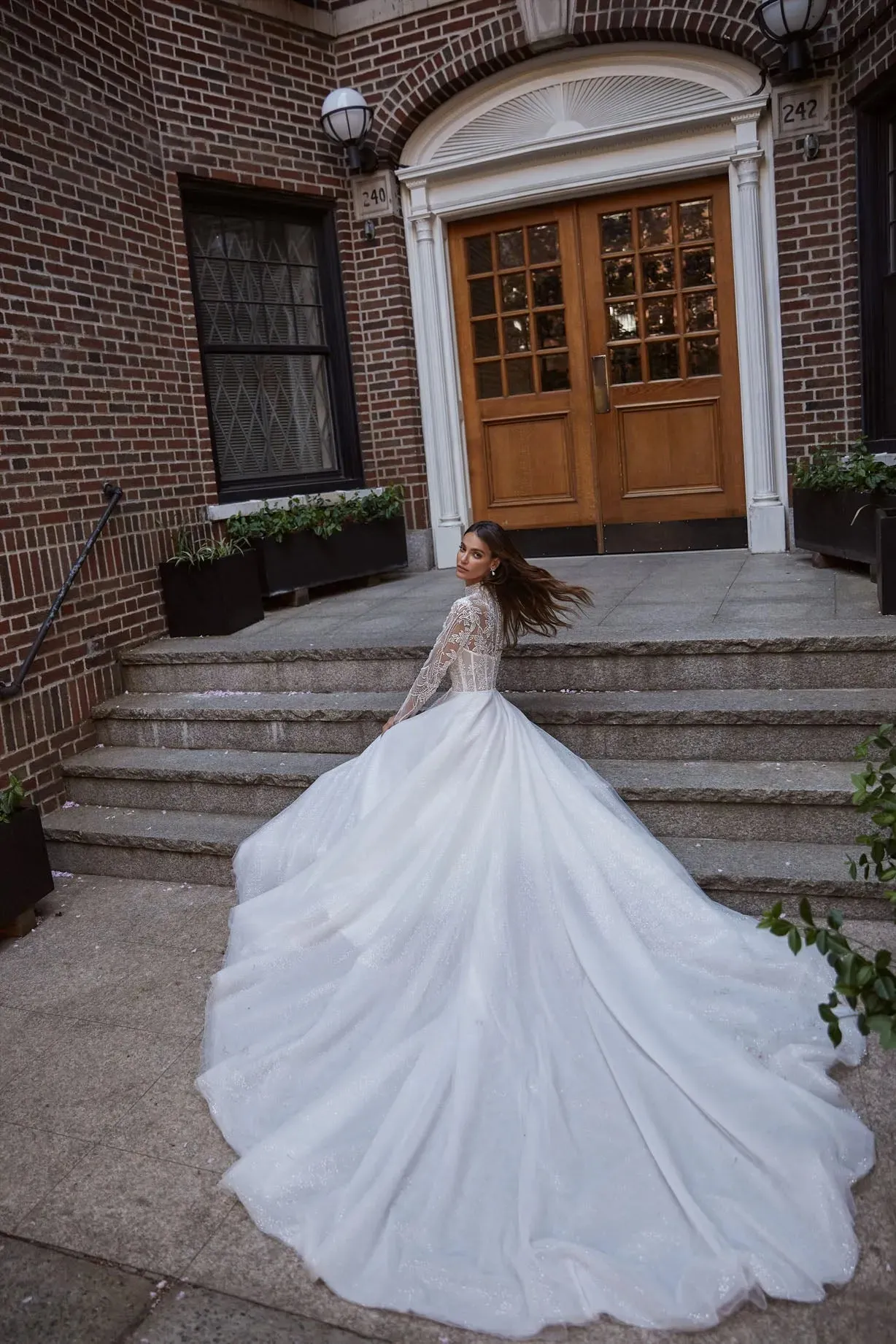 Vintage Lace A-Line Wedding Dresses Glitter Tulle Brush Train High Neck Appliques Bridal Gowns Long Sleeves Bride Dress